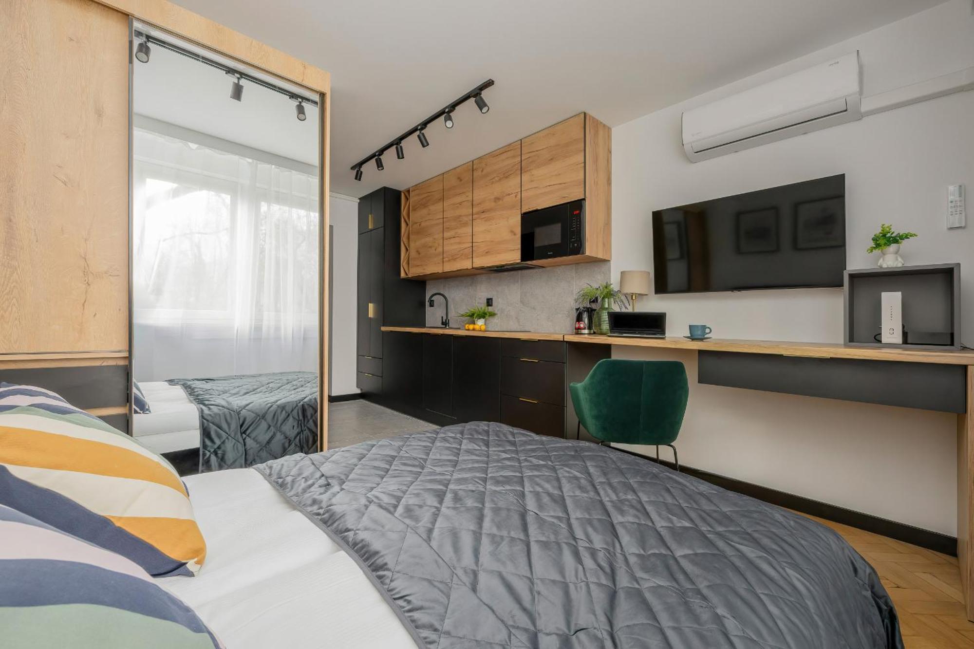 Modern Black & Wooden Apartment Warsaw Near The Airport By Noclegi Renters Exterior photo