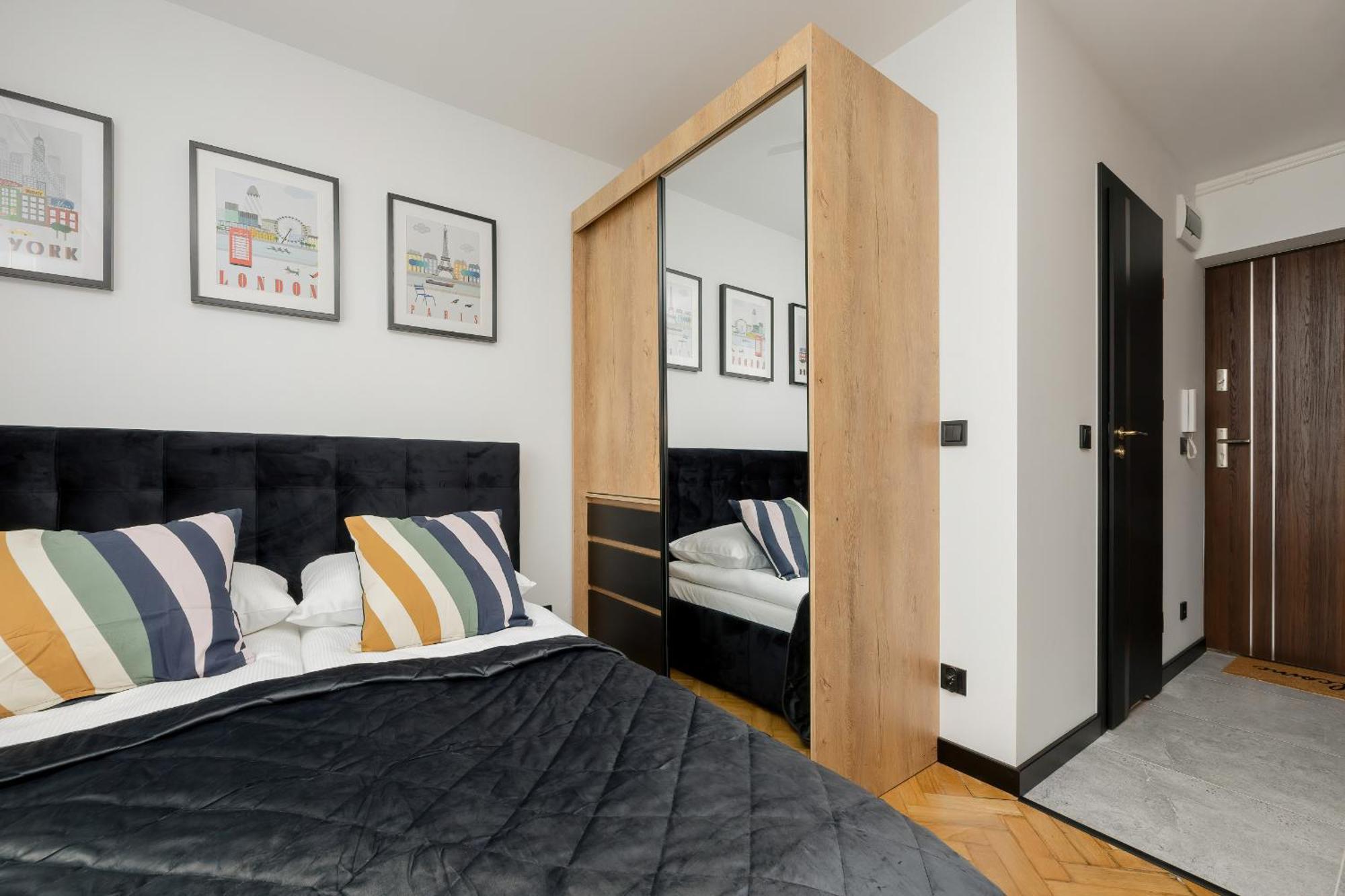 Modern Black & Wooden Apartment Warsaw Near The Airport By Noclegi Renters Exterior photo