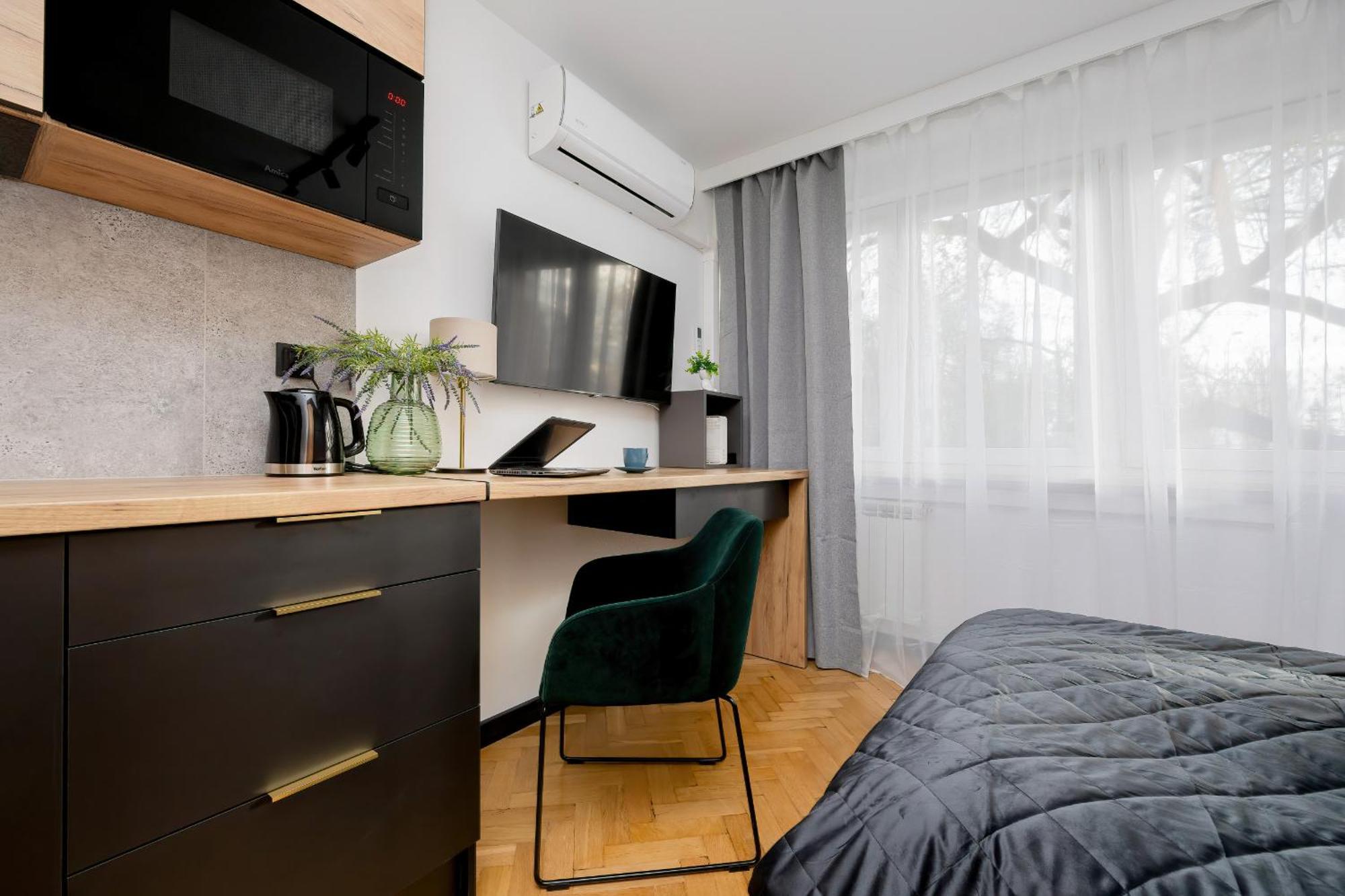 Modern Black & Wooden Apartment Warsaw Near The Airport By Noclegi Renters Exterior photo