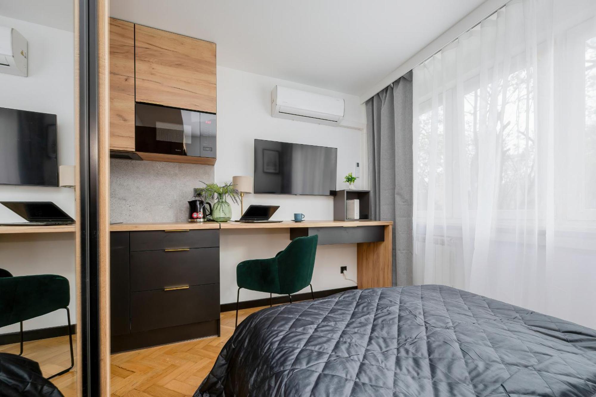 Modern Black & Wooden Apartment Warsaw Near The Airport By Noclegi Renters Exterior photo
